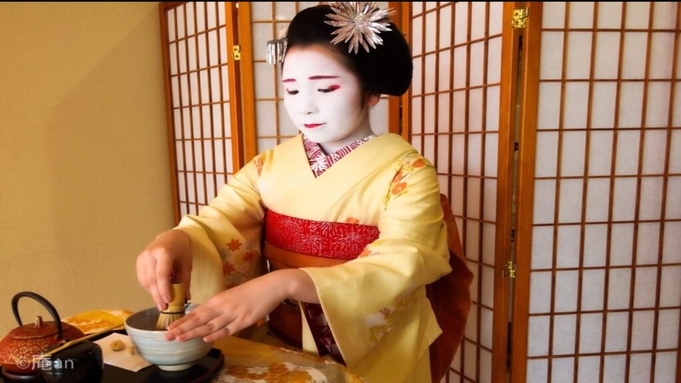 京の伝統文化に触れる♪〜舞妓さんと一緒にお点前体験〜チェックイン日の18時スタート（朝食付）
